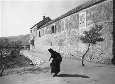 Starica, 1973., c/b fotografija, 30 x 40 cm