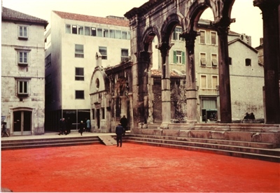 Crveni Peristil, 1968., kolor fotografija, 50 x 75 cm