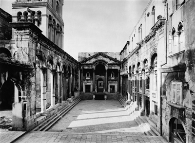 Peristil Dioklecijanove palače u Splitu, oko 1983., c/b fotografija, 52 x 70 cm