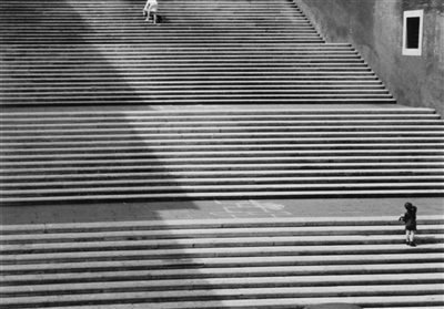 Na stepenicama, 1967., c/b fotografija, 30,4 x 40 cm