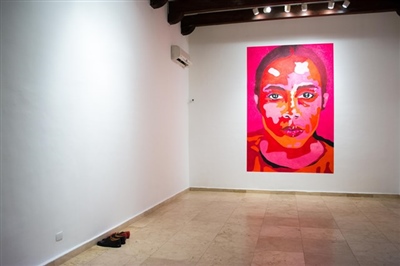 Jorge Pineda, Paredón: Portrait of a woman from a photo of Ana Mendieta, painting with lipstick on the wall, 270 cm x 181 cm, 2016