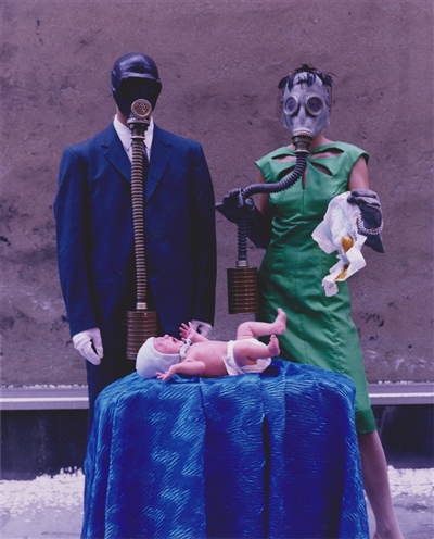Beba i par s plinskim maskama, 2000.
